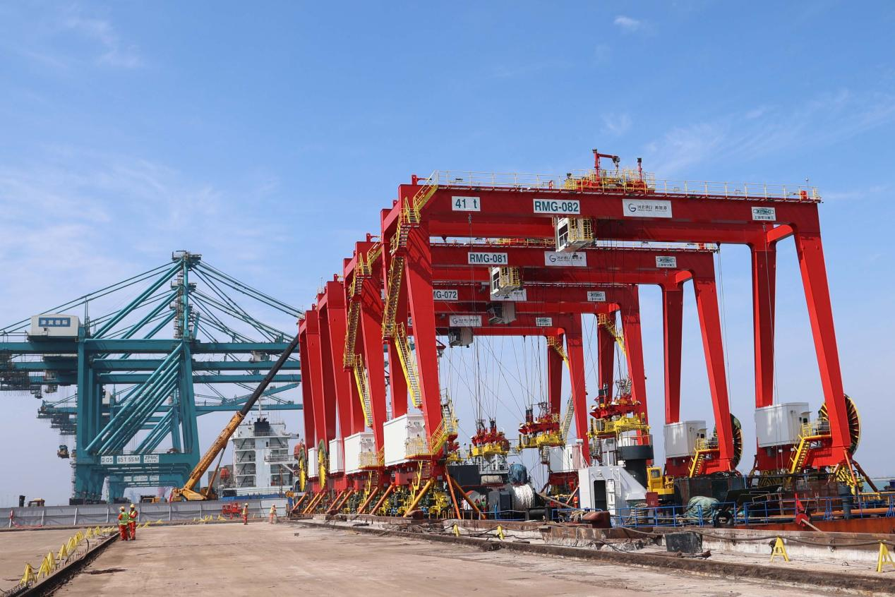 载有四台场桥的“振华12”轮靠泊黄骅港综合港区多用途码头。孙磊摄